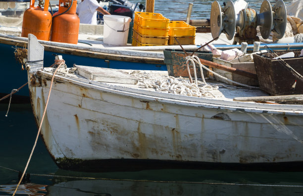 停泊在港口的古代渔船图片下载