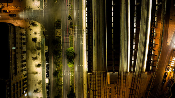 里斯本城市夜间的航拍图片图片下载