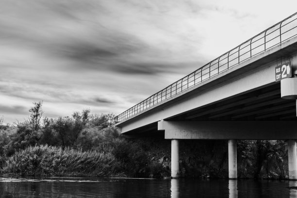 桥在河上的低角度视图图片下载