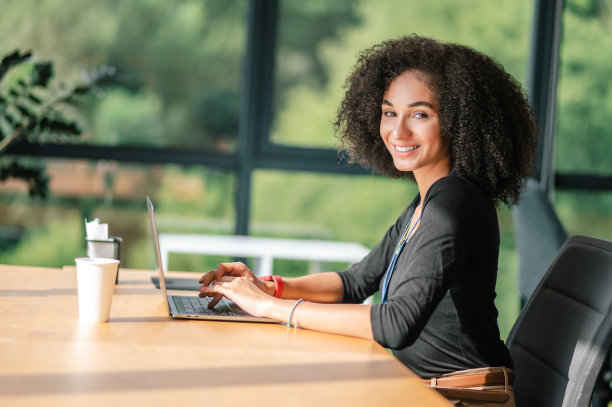 自信的年轻女商人在办公室看起来良好和积极图片下载