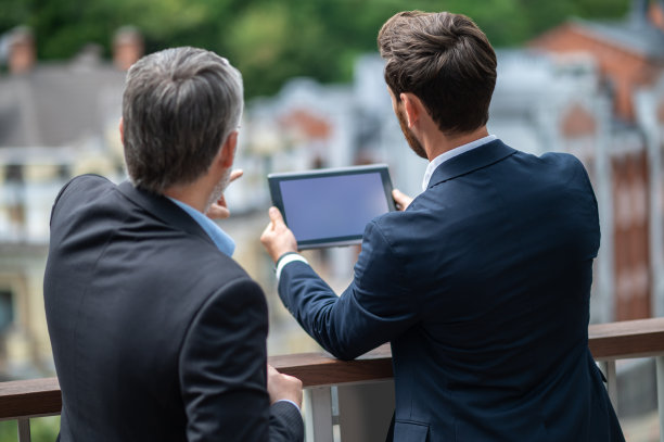 两个商人正在洽谈新物业，看起来很感兴趣图片下载