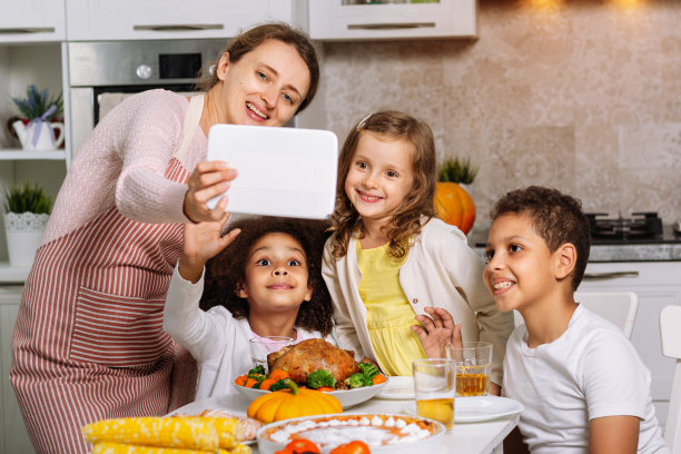 祝你感恩节快乐。一家人围坐在餐桌旁庆祝节日。图片下载