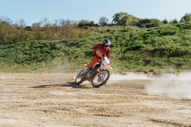 肾上腺素，越野摩托车手在行动。图片下载