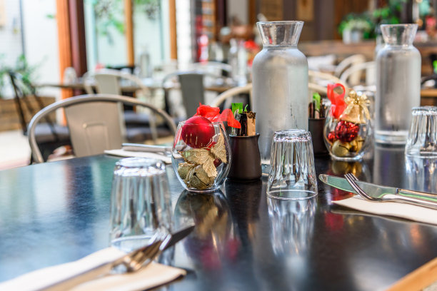 为圣诞晚餐摆好的桌子图片下载