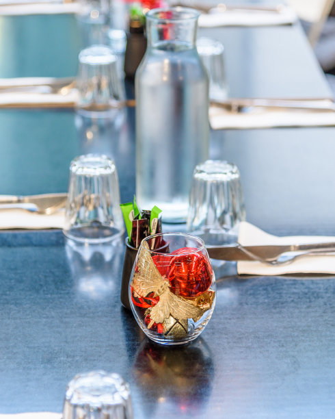 为圣诞晚餐摆好的桌子图片下载