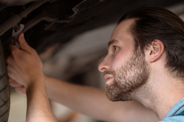 专注于维修客户车辆的年轻白人汽车技师图片下载