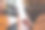在咖啡馆里，一个女人拿着空白桌面屏幕的手机的模型图像图片下载
