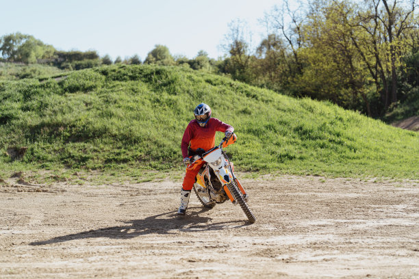 肾上腺素，越野摩托车手在行动。图片下载