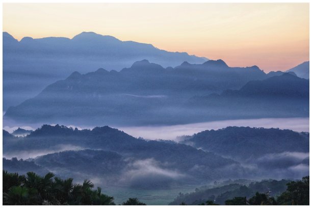 夕阳西下山峦倒影风景图片下载