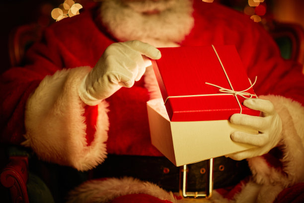 圣诞老人打开礼物特写图片下载