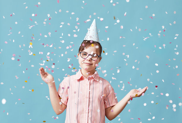 小派对上患有唐氏综合症的女孩图片下载