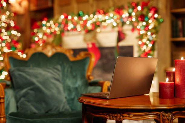 有笔记本电脑的圣诞工作场所图片下载
