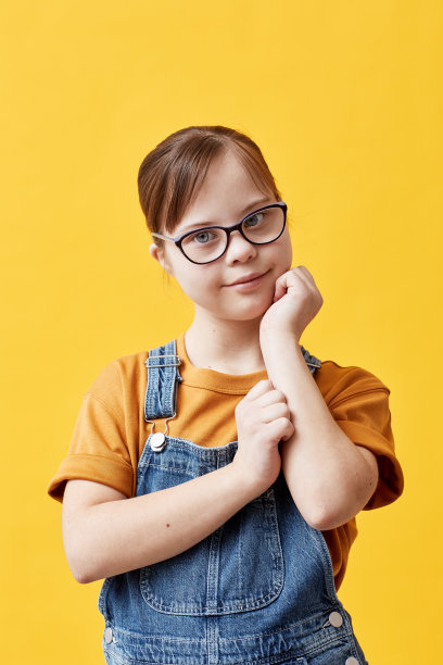 黄色上有唐氏综合症的可爱女孩图片下载