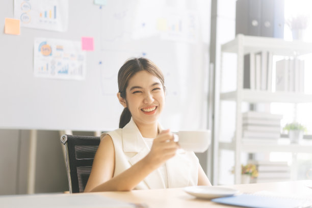 画像年轻的东南亚商业亚洲女性与模糊咖啡杯好在早上图片下载