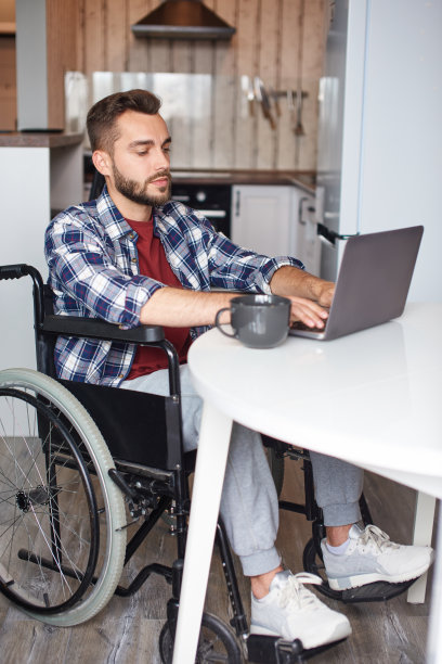 残疾人在家用笔记本电脑工作图片下载