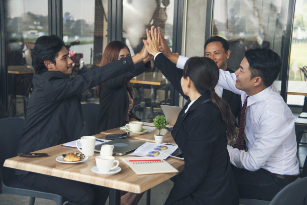 多元的多民族伙伴手牵手，团队合作，多种族人群开会，携手共进。多元化的人加入，授权伙伴关系团队，连接志愿者社区图片下载