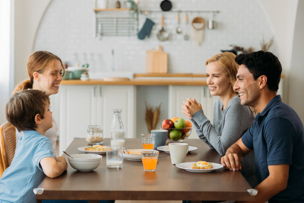 快乐的父母和孩子一起吃早餐图片下载