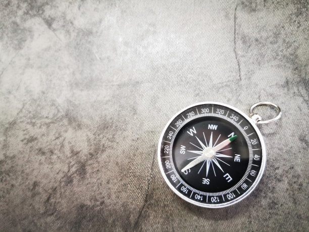 近景的指南针躺在地上的旅行概念图片下载