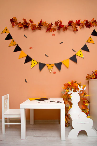 万圣节派对的恐怖装饰，秋叶花环和旗帜，节日符号南瓜和蝙蝠，室内装饰图片下载