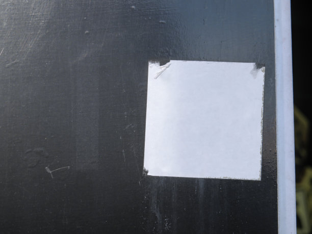 空白的白色贴纸在黑色木墙的边缘损坏，模板，模型图片下载