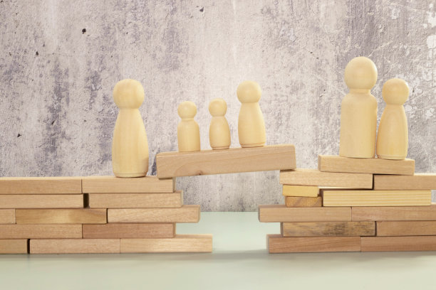 那孩子在人群中不见了。一群人围在一个走失的孩子周围图片下载