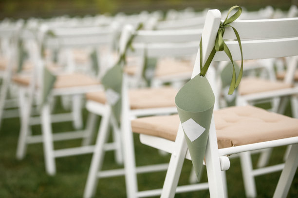 婚礼上用来装花瓣的绿色信封图片下载