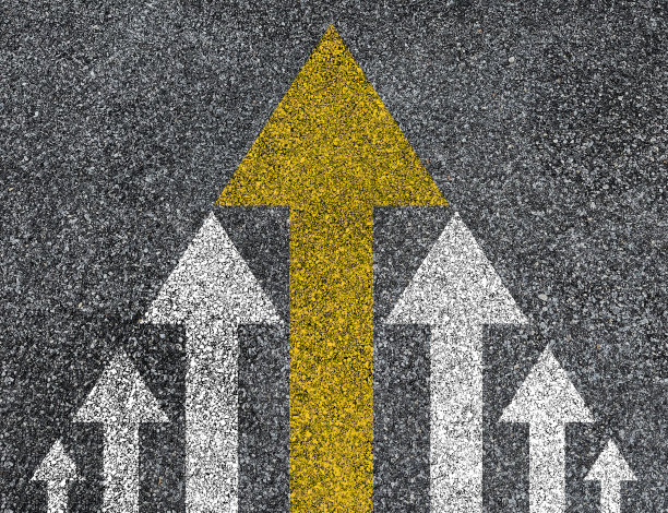 黄色的大箭头从小白色箭头引导的道路沥青为领导概念。图片下载