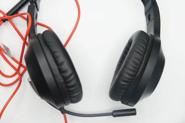 白色背景耳机图片下载