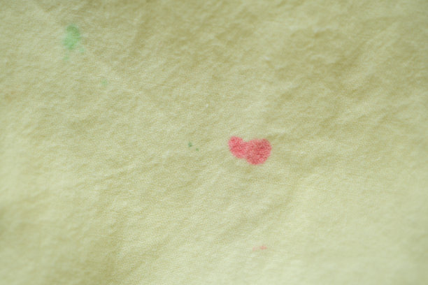 黄色织物质地背景上有污迹图片下载