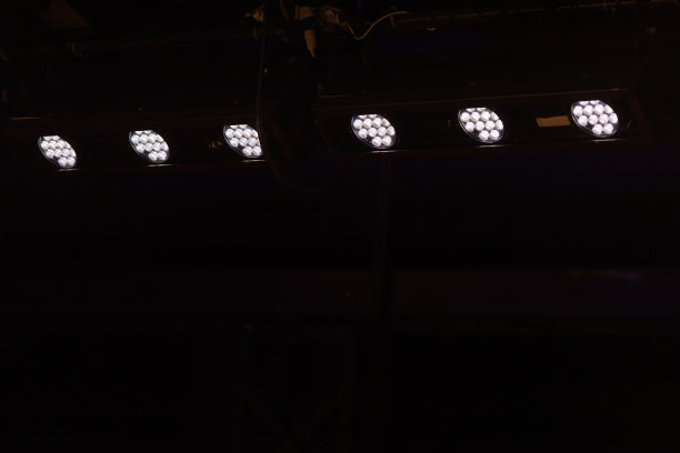 一排排剧院的聚光灯闪闪发光图片下载