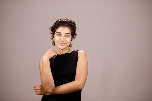 短发黑发的微笑，而她的胳膊肘休息在她的手臂图片下载