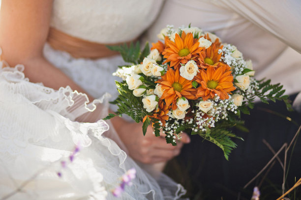 新娘手中捧着鲜艳的婚礼花束图片下载