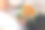 新娘手中捧着鲜艳的婚礼花束图片下载