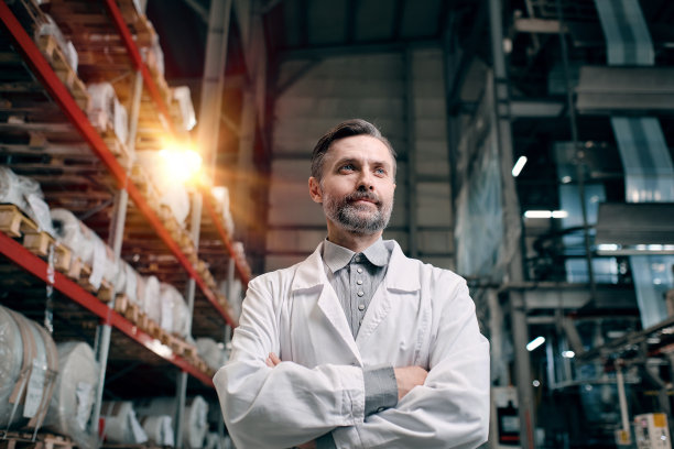 工厂里穿着长袍的严肃男人图片下载