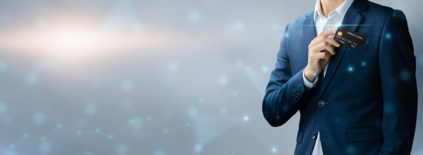 蓝色西装商人在口袋里放或取出信用卡与复制空间背景，技术数字未来的商业金融和支付网上购物的概念，英俊的年轻在特写图片下载