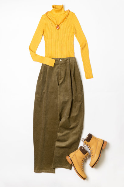 女性春秋季时尚服装套装。黄色毛衣和皮靴，绿色灯芯绒裤子。时髦的休闲服装。时尚的概念。平铺，俯视图图片下载