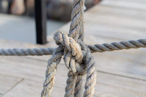 用旧绳子做成的网。攀爬绳子。船上的海洋结。装饰击剑。鱼网。图片下载