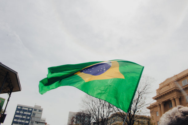 巴西国旗在晴朗的天空中飘扬图片下载