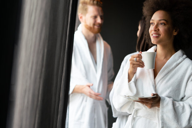 美丽的黑人妇女放松在豪华酒店温泉穿着浴袍和喝咖啡图片下载