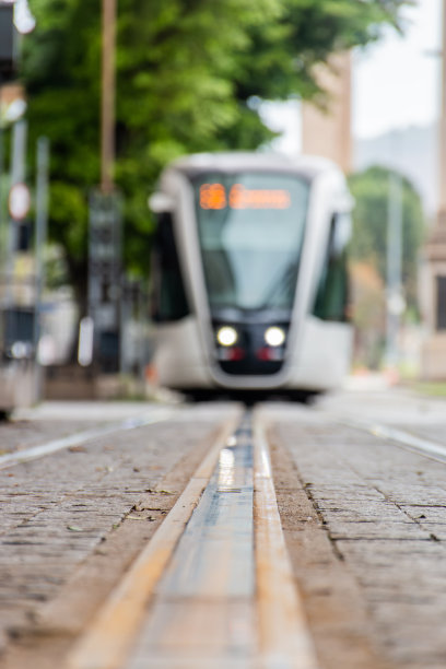 在里约热内卢市中心，VLT轨道与模糊的火车。图片下载