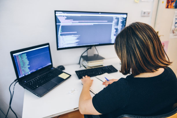 女孩在家里的台式电脑上学习编码库存照片图片下载