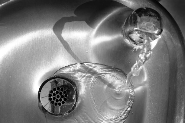 钢制金属水槽，水流下下水道图片下载