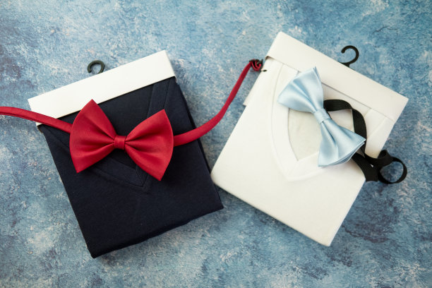 完美折叠的白色和深蓝色v领t恤，搭配红色和蓝色的领结。图片下载