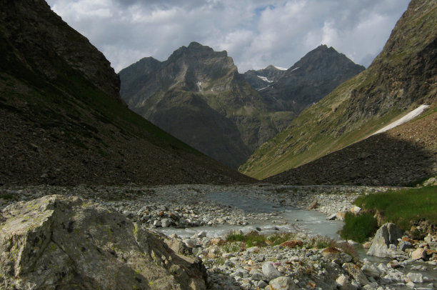 山谷中的高山溪图片下载