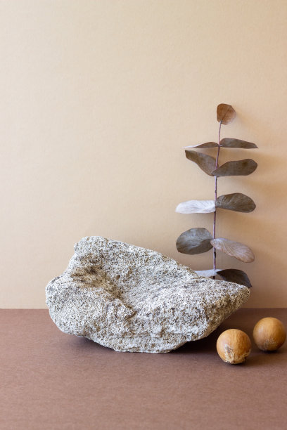 米色背景上的石头讲台。的化妆品。模型。副本的空间。图片下载