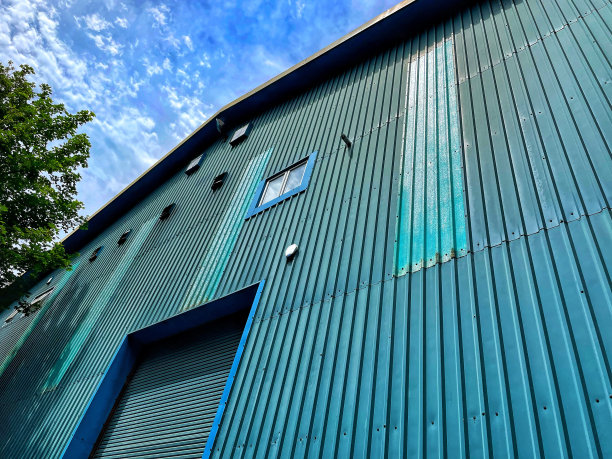 从一个大型钢包金属建筑的底部看图片下载