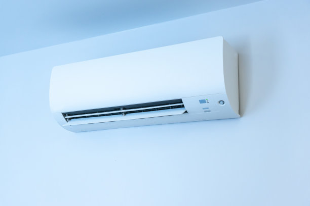 白色墙壁，带有悬挂式空调装置和复制空间图片下载