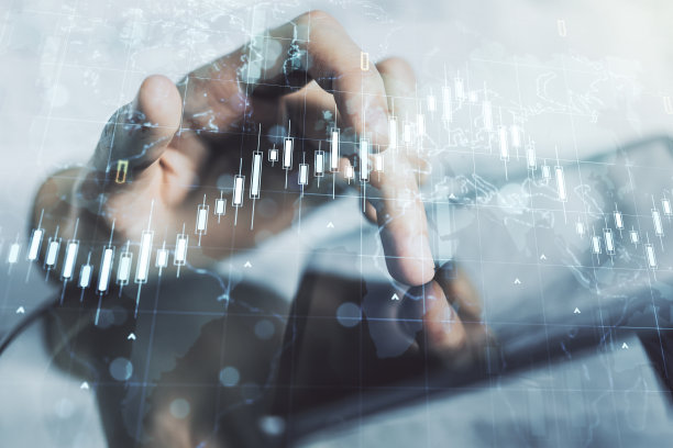 双重曝光的抽象创意金融图表与世界地图和手指点击在一个数字平板电脑的背景，研究和战略概念图片下载