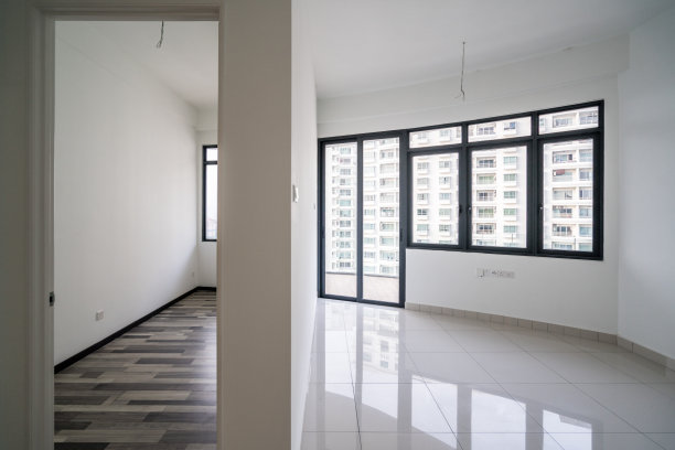 有窗户和瓷砖地板的空房间空间。图片下载