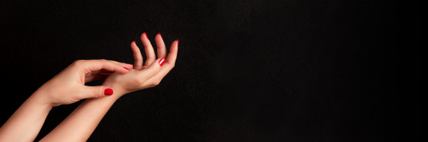 女性手有红指甲横幅图片下载